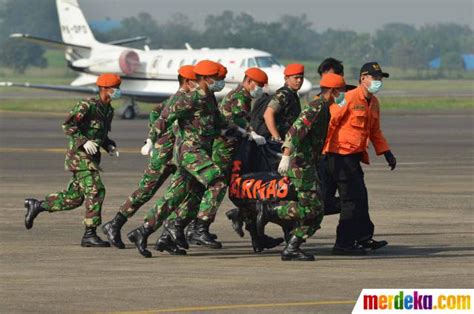 Foto Jenazah Korban Sukhoi Tiba Di Halim Merdeka Com