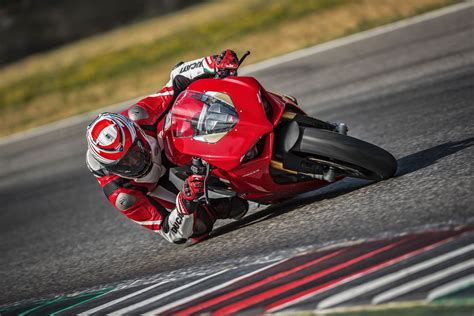 The kerb weight of 2021 panigale v4 is 198 kg. 2018 Ducati Panigale V4 First Look | 12 Fast Facts (Video)