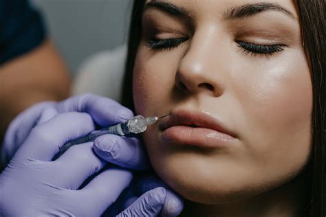 フリー写真画像 シリコーン 口の中 インジェクション 注射器 顔 女性 縦方向 化粧 ファッション 唇