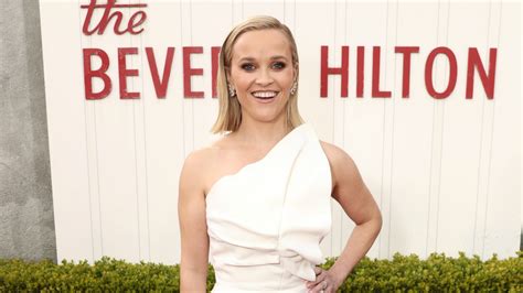 Reese Witherspoon Stuns At The 2020 Golden Globes Entertainment Tonight