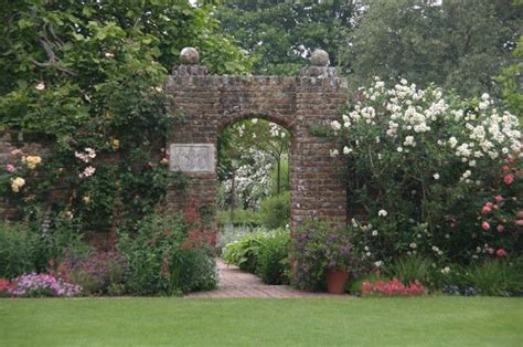Jährlich besuchen rund 200.000 gartenliebhaber die anlage von sissinghurst castle. Sissinghurst Castle Garden - der bekannteste englische ...