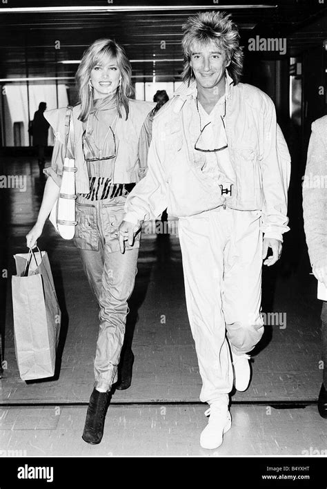 Rod Stewart Cantante Rock Songwriter All Aeroporto Di Heathrow Con La Sua Fidanzata Kelly Emberg