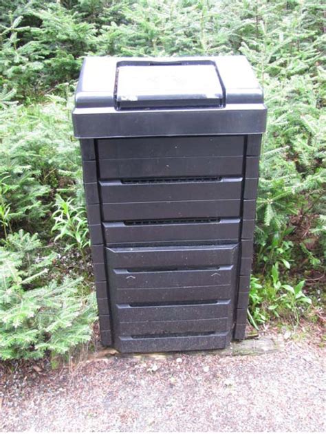 Compost bins are easy to find and can do wonders when it comes to waste. Backyard Compost Bin Patterns & Choosing a Bin — Food First NL