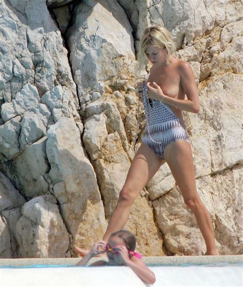 Sienna Miller Nue Dans Beach Babes
