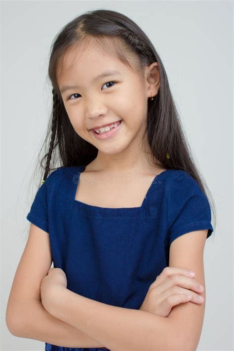 Kleines Asiatisches Kind Im Thailändischen Trachtenkleid Stockfoto