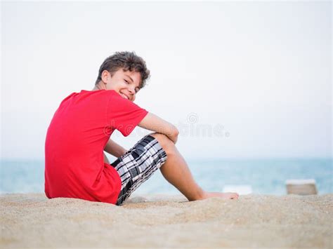 Muchacho Adolescente En La Playa Foto De Archivo Imagen De Exterior Poco