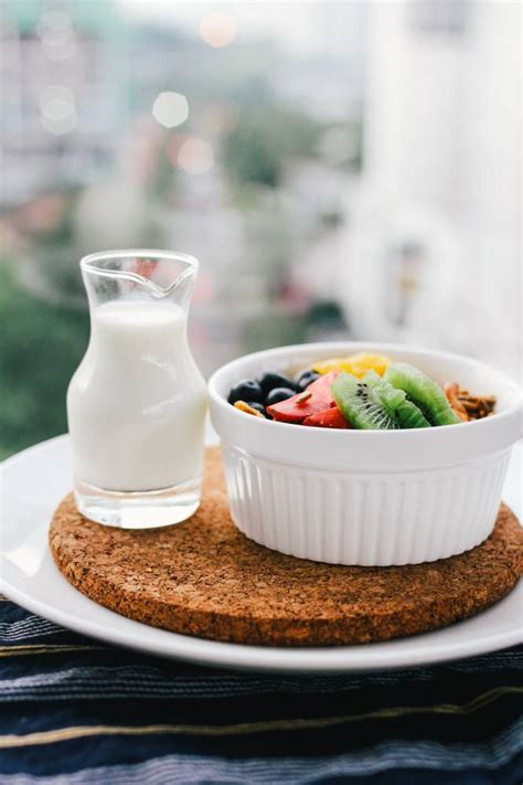 Waktu terbaik minum susu di pagi hari juga sangat baik untuk mendampingi menu sarapan si kecil untuk meningkatkan energinya. Seisi Keluarga Minum Susu, Ada Waktu-waktu Paling Sesuai ...