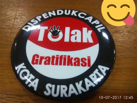 Pemasangan Pin Tolak Gratifikasi Disadmindukcapil Kota Surakarta