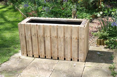 Either attach pallets or other reclaimed materials to an existing fence. Garden DIY: Upcycled pallet planter & patio privacy screen ...