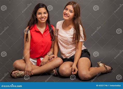 Adolescencias Latinas Lindas Que Se Sientan Foto De Archivo Imagen De Fondo Hembra 43321746
