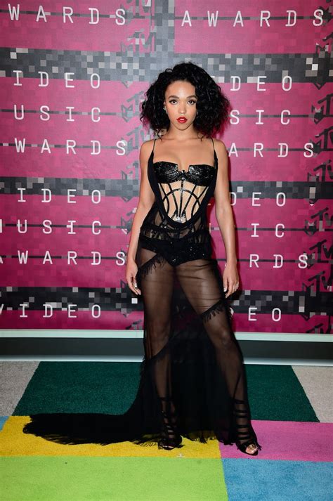 fka twigs attends london fashion week in an homage to 90s versace style — photos