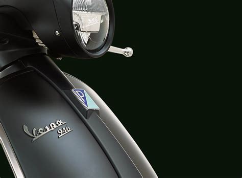 Ayrıca vespa 946 emporio armani'nin koltuğu, tutacakları ve hatta opsiyonel olan çantası da markanın kaliteli derilerinden, motorun tarzıyla uyum içerisinde olacak şekilde tasarlanmıştır. The Customized Vespa 946 Emporio Armani | Blog Purentonline