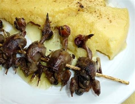 Polenta e osei è un dolce molto goloso che proviene dalla tradizione gastronomica settentrionale; Il cibo in poesia: la polenta e osei di Giuseppe Barni ...