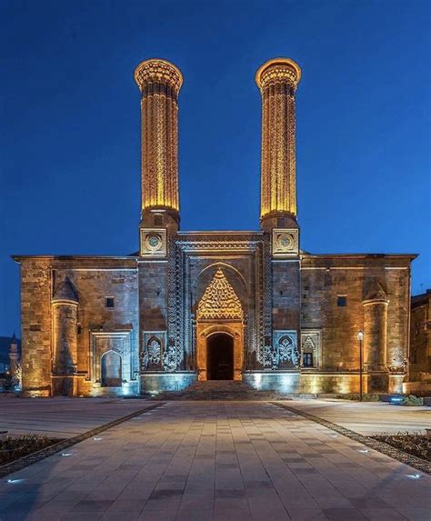Erzurum şehir merkezinde, tebriz kapı'da yer alan çifte minareli (hatuniye) medresesi, anadolu'nun açık avlulu en büyük medresesi olup yakınında; Çifte Minareli Medrese is an architectural monument of the ...