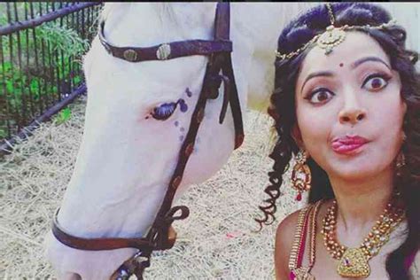 राजस्थान में घूम रही ये मशहूर अभिनेत्री कभी सेक्स रैकेट से जुड़ा था नाम shweta basu prasad hot