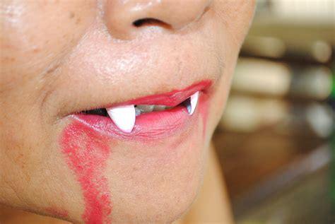 How do you get permanent vampire teeth? Cómo hacer colmillos de vampiro con uñas falsas