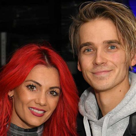 Strictlys Dianne Buswell Soaks Up The Sun During Beach Date With
