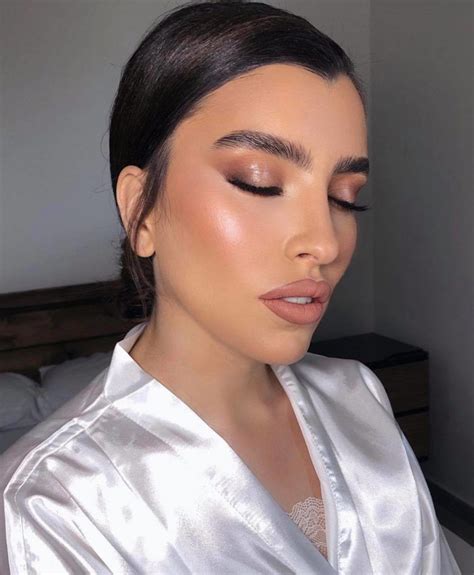 Soft Glam Makeup Looks That Even Minimalists Will Love Fashionisers