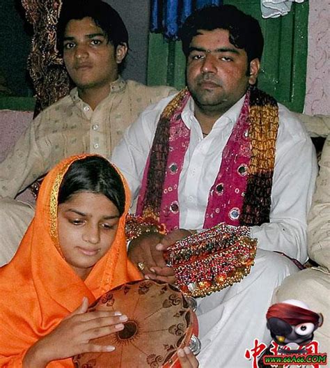 صور باكستاني متزوج أمرتين في ليلة واحدة وصور أخرى