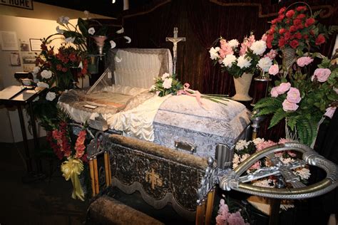 The funeralhome delivers the wrong body, his cousin inadvertently drugs her fiancé, also aaron's successful younger brother, ryan, awakens in from new york, broke although arrogant. Wake (ceremony) - Wikipedia