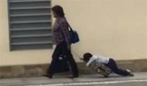 Viral El Video De Una Madre Arrastrando A Su Hijo Dormido Para