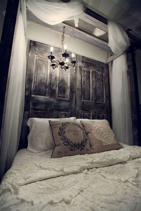 Large artwork above the bed completes the bed wall proportionately and beautifully. 21+ Beautiful Vintage Bedroom Decor Ideas & Designs For 2020