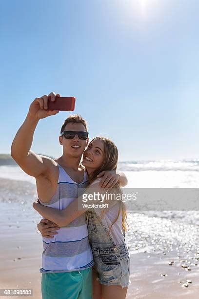 beach two girls selfie photos et images de collection getty images