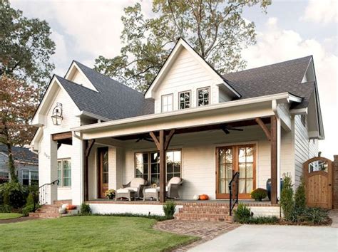 Aesthetic Farmhouse Exteriors Design Ideas 25