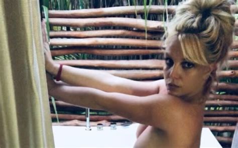 Britney Spears Posa Nua Ap S Suspens O De Tutela Fotos