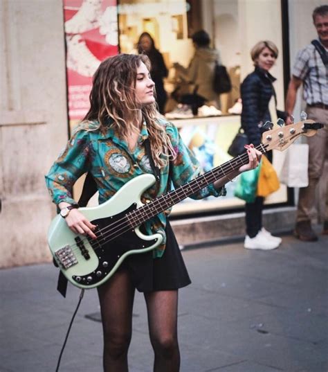 Chi è Victoria Dei Maneskin Tutto Sulla Bassista Super Tosta Della Band