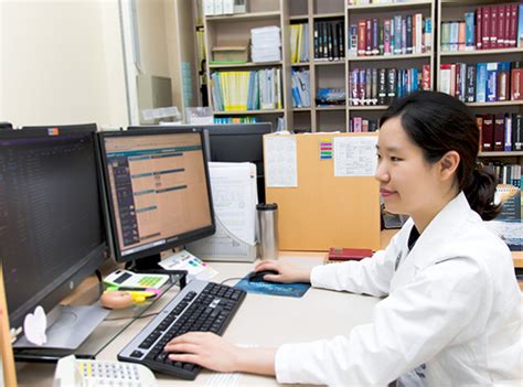 협력사 임직원들과 함께 아름다운 가게 바자회 행사. 서울대학교병원 약제부