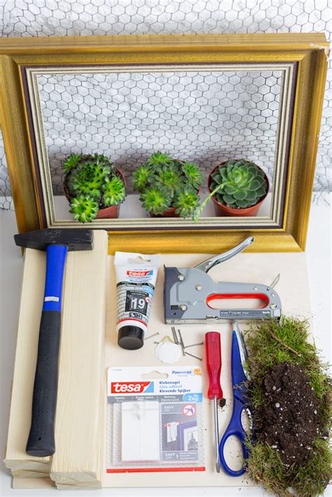 Ein bilderrahmen hebt die motive eines bildes wirkungsvoll hervor und setzt akzente bei der zimmereinrichtung, sowohl bei privat als auch bei gewerblich genutzten räumlichkeiten. DIY Sukkulenten Bilderrahmen - Garten Fräulein - Der ...
