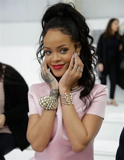Cfda Fashion Awards 2014 Rihanna Wins Fashion Icon Award
