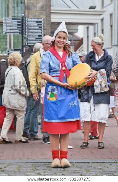 Goudahollandaugust 21 2014 Traditional Dressed Dutch Stockfoto 332307275 Shutterstock