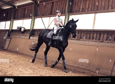 Mädchen In Pferdesport Uniform Stockfotos Und Bilder Kaufen Alamy