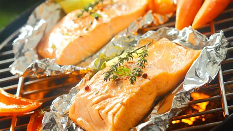 What You Should Use Instead Of Aluminum Foil For Your Grill