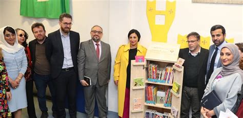 Penggunaan both, either, dan neither dalam kalimat bahasa inggris kadang membingungkan. Kalimat Foundation Donates 2,000 Books to Italian Libraries