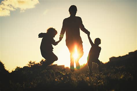 Familia Feliz Padre Con Hijo E Hija Saltando De Foto De Stock Y Más