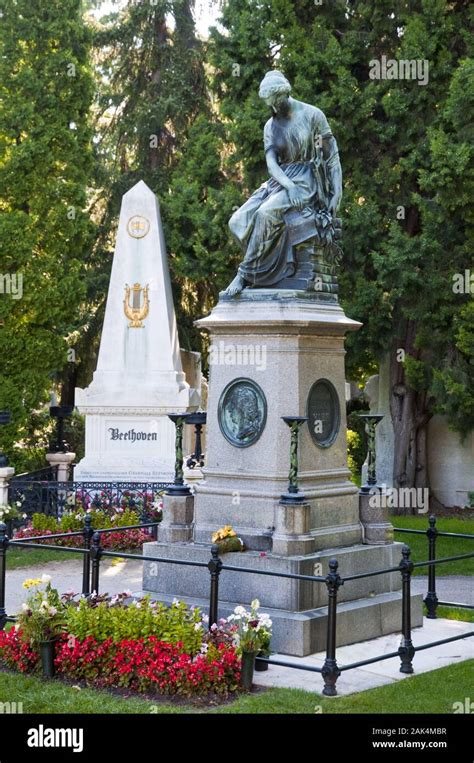 Grab Von Mozart Und Beethoven Auf Dem Wiener Zentralfriedhof Wien