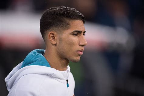 Uzun zamandır futboldan o kadar uzak kalmışım ki bu adamı yeni açılan bir mahkeme tipinin hakimi sandım resmen. Notes On Achraf Hakimi's Encouraging Performance Vs ...