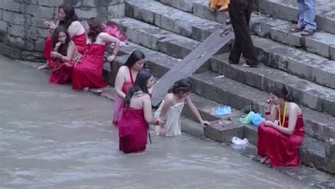 open bath women culture of nepal women open bath bagmati river 2020 nepal nepali women