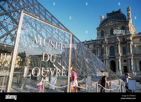 Visitare Il Museo Del Louvre Banque De Photographies Et Dimages à