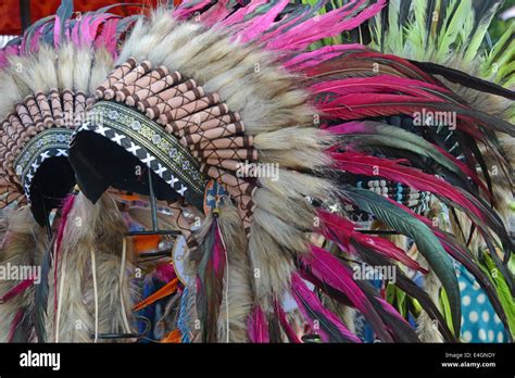 Native American Indian Headdresses At A Festival Stock Photo Alamy