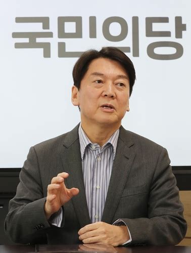 안철수 국민의당 대표는 16일 자신을 연일 비판하는 김종인 국민의힘 비대위원장에 대해 파트너에게 그런 도를 넘는 말씀하신 것은 이적행위다. 일문일답 안철수 "재개발·재건축·용적률 완화 전반적 검토 ...