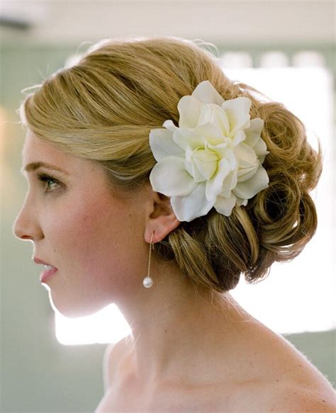 7 Wedding Day Hairstyles With Fresh Flowers