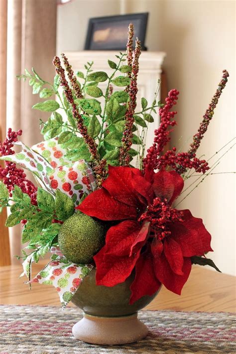 22 Christmas Centerpieces That Will Embellish Your Dining Room Decor