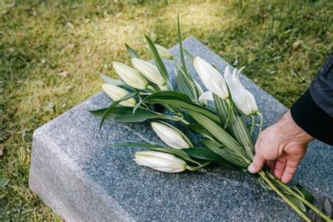 Guide To Burying Ashes Funeral Choice