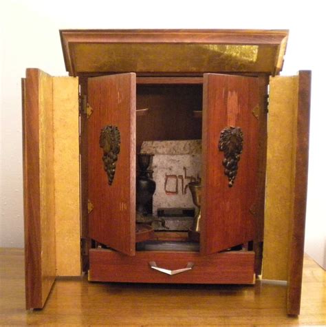 The dybbuk box, or the dibbuk box (hebrew: Story of haunted box isn't just a tale dreamed up in ...