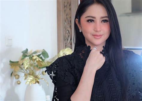 Dewi Presik Saat Pakek Hijab Bikin Panggling Penggemar Republic