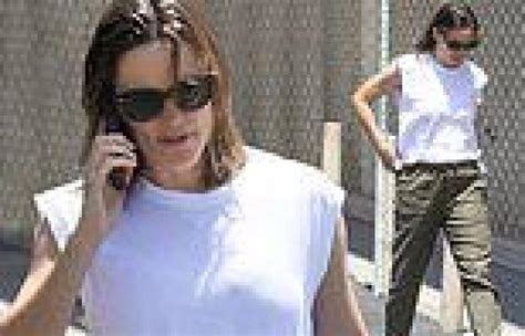 Jennifer Garner Goes Makeup Free And Sports Wet Hair During Errand